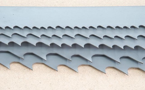 锡林郭勒带锯床上的钢丝刷，对于带锯条的重要性